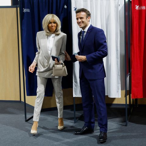 Stichwahl in Frankreich: Seriös und doch elegant im beigefarbenen Anzug mit passenden Pumps und weißer Bluse gibt Brigitte Macron mit ihrem Mann und Präsident Emmanuel Macron in Le Touquet ihre Stimme ab. Ihre beiden Looks sind mit Weiß und Blau natürlich perfekt abgestimmt und farblich genau durchdacht, wie schon am Vortag.