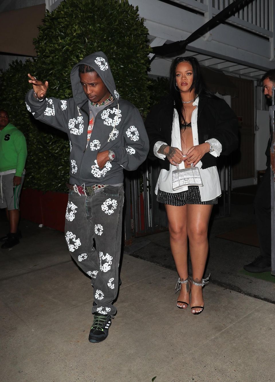 Nach ein paar Basic-Outfits, zeigt sich Rihanna mit ihrem Freund ASAP Rocky mal wieder in ihrem gewohnten Glamour-Style. Sie trägt einen glitzernden Zweiteiler - darüber ein klassisches Hemd und einen Blazer. Schmuck, Schuhe und ihre Accessoires funkeln dagegen bei ihr um die Wette.