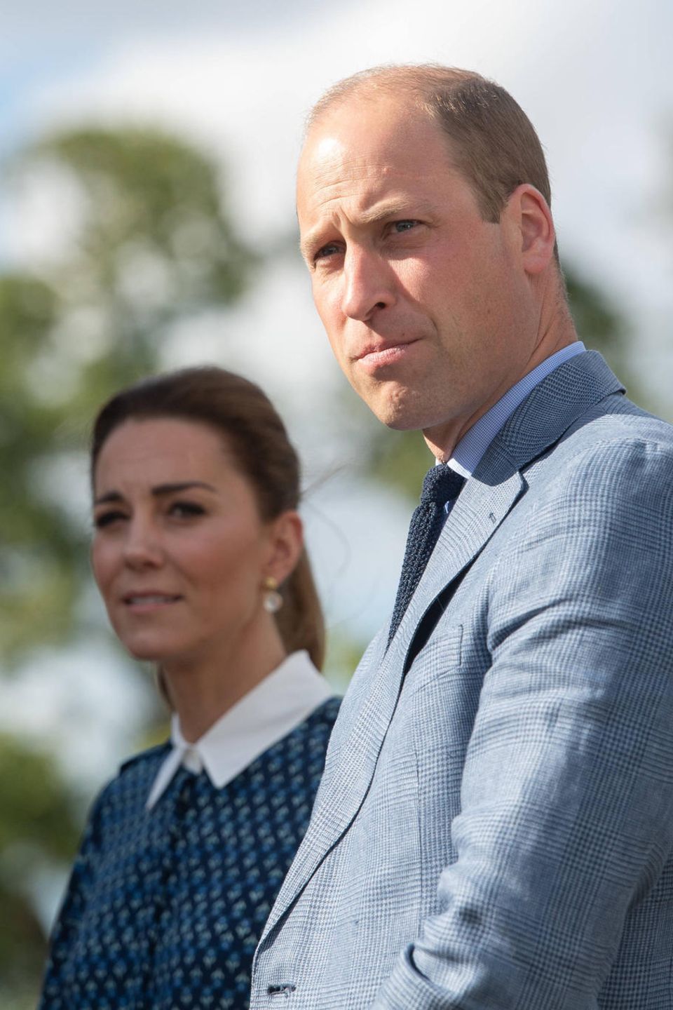 Prinz William und Herzogin Catherine (im Hintergrund)
