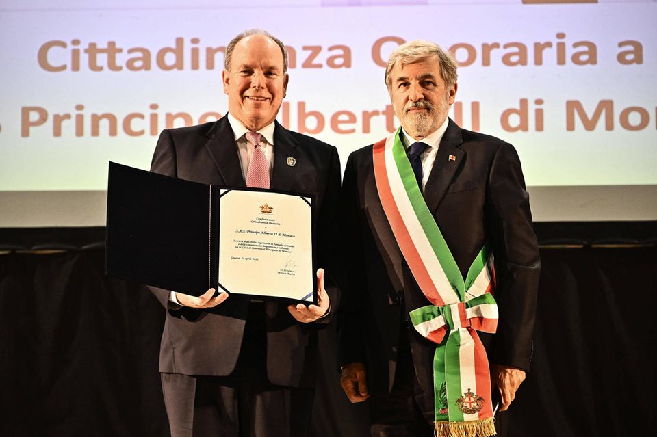 Il sindaco di Genova Marco Pucci ha conferito la cittadinanza onoraria di Genova al Principe Alberto durante una cerimonia il 23 aprile 2022 a Palazzo Ducale, Genova, Italia.