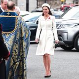 Herzogin Catherine begleitet Prinz William überraschend zu einem Gottesdienst anlässlich des Anzac-Gedenktages in London. In einem cremefarbenen, knielangen Mantelkleid von Alexander McQueen zieht sie – weniger überraschend – vor der Westminster Abbey alle Blicke auf sich! 