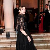 Von Kopf bis Fuß in Tüll zeigt sich Schauspielerin Rosamund Pike bei der Ankunft auf der Dior-Veranstaltung in Venedig während der 59. Internationalen Kunstausstellung. Mit langem Tüllrock und transparenten Tüllärmeln, wird die 43-Jährige zum Hingucker. Ihr Outfit unterstreicht sie mit silberfarbenen Kristallschmuck. 