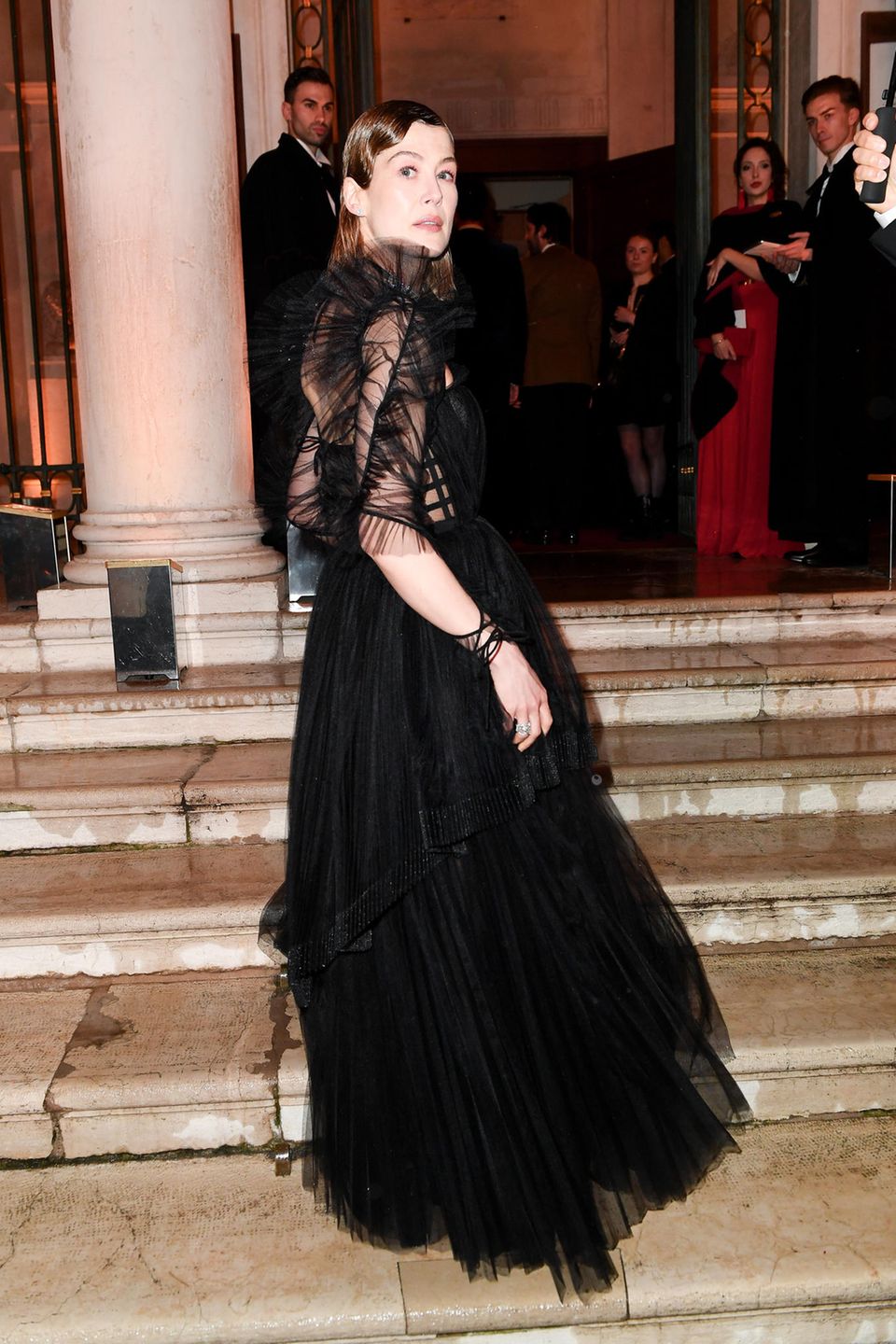 Von Kopf bis Fuß in Tüll zeigt sich Schauspielerin Rosamund Pike bei der Ankunft auf der Dior-Veranstaltung in Venedig während der 59. Internationalen Kunstausstellung. Mit langem Tüllrock und transparenten Tüllärmeln, wird die 43-Jährige zum Hingucker. Ihr Outfit unterstreicht sie mit silberfarbenen Kristallschmuck. Von Kopf bis Fuß in Tüll zeigt sich Schauspielerin Rosamund Pike bei der Ankunft auf der Dior-Veranstaltung in Venedig während der 59. Internationalen Kunstausstellung. Mit langem Tüllrock und transparenten Tüllärmeln, wird die 43-Jährige zum Hingucker. Ihr Outfit unterstreicht sie mit silberfarbenen Kristallschmuck.