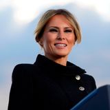 2021 ist das letzte Jahr, in dem Melania Trump als First Lady der USA agiert. Im Januar hält sie auf der Joint Base Andrews in Maryland eine Rede. Die Augen hat sie wie immer recht dunkel geschminkt, ein Eyeliner sorgt für einen Cat-Eye-Effekt. 