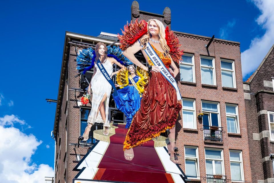 Niederländisches Königshaus: Fassadendekoration zeigt die Prinzessinnen zum Königstag