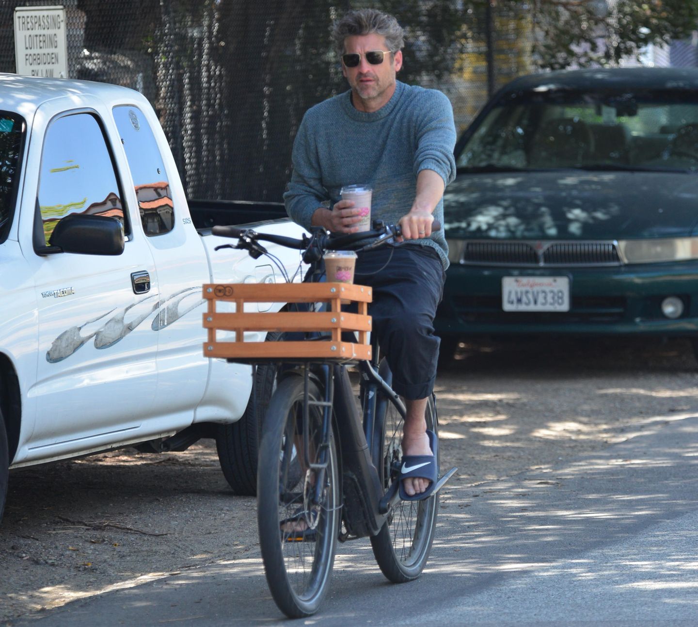 Stars auf dem Fahrrad: Patrick Dempsey fährt auf einem Rad.