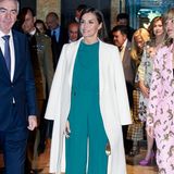 Königin Letizia trägt bei der Preisverleihung für Kinder- und Jugendliteratur in Madrid einen türkisfarbenen Zweiteiler mit farblich passenden Spitzen-Pumps. Über die hochgeschlossene Bluse und die weite Anzugshose, hat sie einen weißen Mantel locker über die Schultern gelegt.