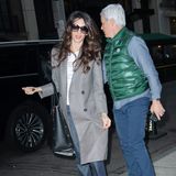 Seltenes Foto von Amal Clooney! Die Ehefrau von George Clooney hat sich in den letzten Monaten etwas rargemacht und feiert auf den Straßen New Yorks ein stylisches Comeback. Zu einem grauen Mantel in feinem Karo-Muster kombiniert die Anwältin eine Jeans mit weitem Bein, weiße Sneaker sowie ein weißes Shirt. Highlights des Casual-Looks sind die XXL-Sonnenbrille und der XXL-Shopper.