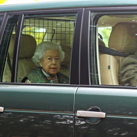 Queen Elizabeth im Auto auf dem Weg zum Helikopter.