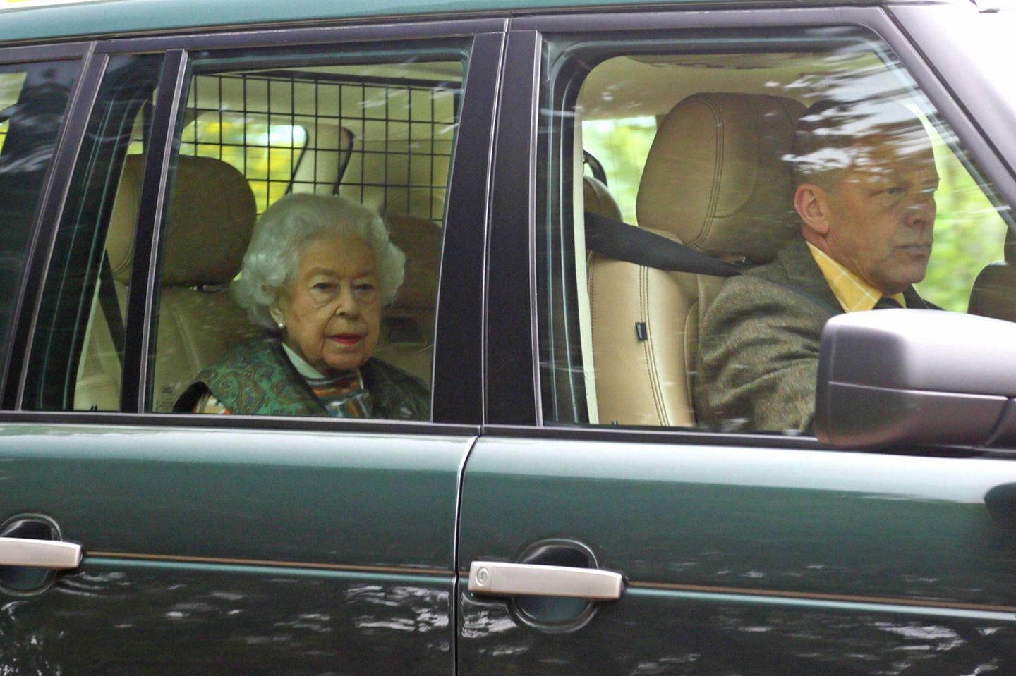 Queen Elizabeth im Auto auf dem Weg zum Helikopter.