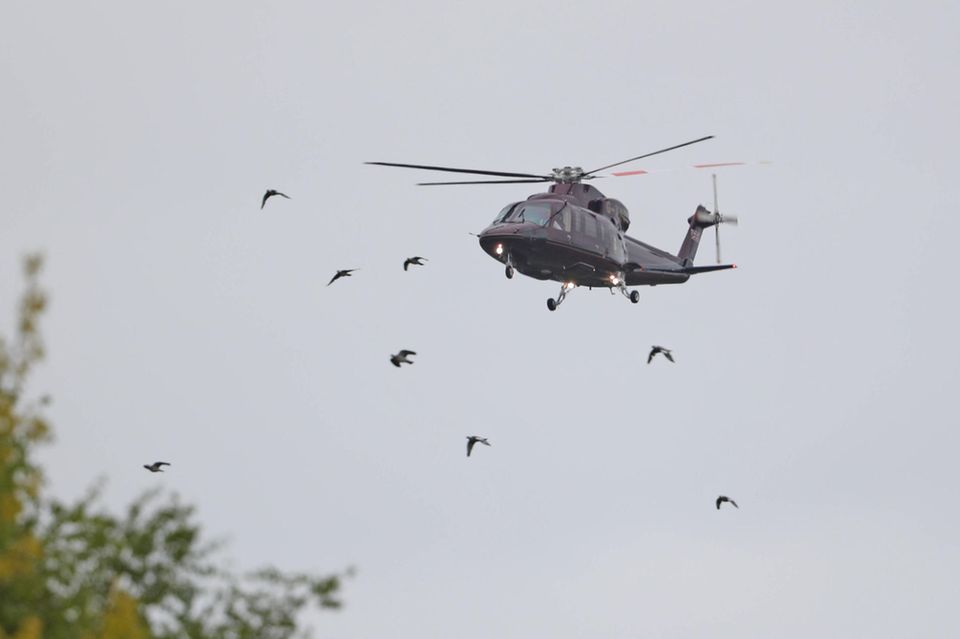 Queen Elizabeth: Per Helikopter ist Queen Elizabeth von Sandringham zurück nach Windsor geflogen. Per Helikopter ist Queen Elizabeth von Sandringham zurück nach Windsor geflogen.