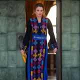 Königin Rania beweist beim Iftar-Essen für Frauen an der Jordanischen Universität für Wissenschaft und Technologie in Irbi ihr Trendgespür. Sie setzt auf ein langes schwarzes Tunikakleid mit farbenfrohen, fröhlichen Akzenten. Dazu wählt sie passende Accessoires und greift mit Clutch und Pumps die Farben ihre Tunika auf. Der spannende Mix aus traditioneller Kleidung und moderner Interpretation lässt die Königin strahlen.