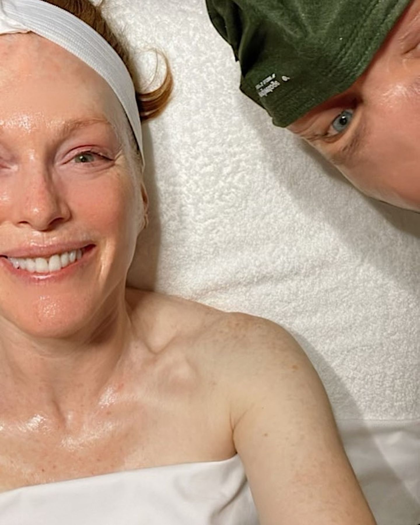 Eine strahlende Julianne Moore fühlt sich nach ihrer Gesichtsbehandlung bei Skincare-Spezialist Fabricio Ormonde nicht nur großartig, die 61-Jährige sieht auch glatt 20 Jahre jünger aus. 