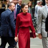 Dezente Eleganz in kräftigem Rot präsentiert Letizia von Spanien mit diesem Look von Massimo Dutti. Zusammen mit ihrem Mann besucht die Königin das "Tour Del Talento"-Event in Palma auf Mallorca. 