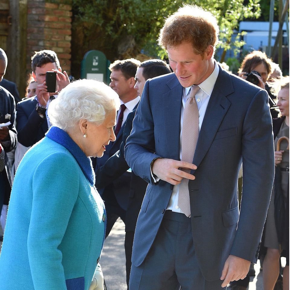 Queen Elizabeth mit ihrem Enkel Prinz Harry