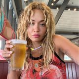 Happy hour: Rita Ora posiert mit einem Glas Bier.