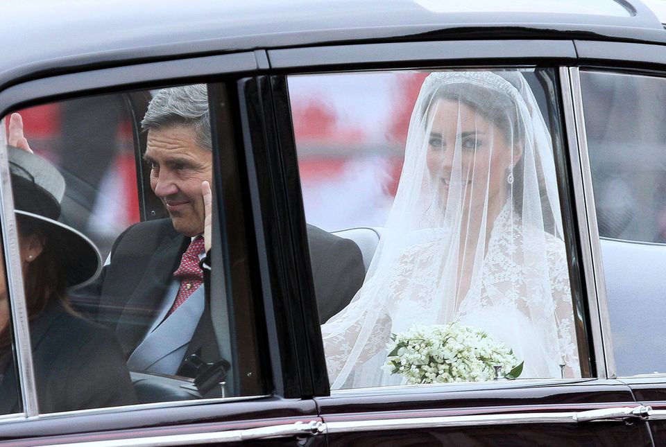 Am 29. April 2011 war es endlich soweit: Kate Middleton heiratet ihren Prinzen William. Schon auf der Fahrt zur Westminster Abbey können die vielen Zaungäste in London sehen, dass ihr Hochzeitskleid einfach bezaubernd sein würde.