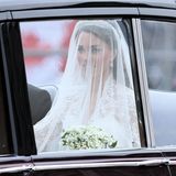 Am 29. April 2011 war es endlich soweit: Kate Middleton heiratet ihren Prinzen William. Schon auf der Fahrt zur Westminster Abbey können die vielen Zaungäste in London sehen, dass ihr Hochzeitskleid einfach bezaubernd sein würde.