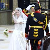 Bereits als Kate aus dem Brautauto steigt, halten Millionen Menschen beim ersten Blick auf das Hochzeitskleid weltweit den Atem an: Zarte Spitze, ein subtiler V-Ausschnitt, figurbetonte Taille und ein Prinzessinnenrock.