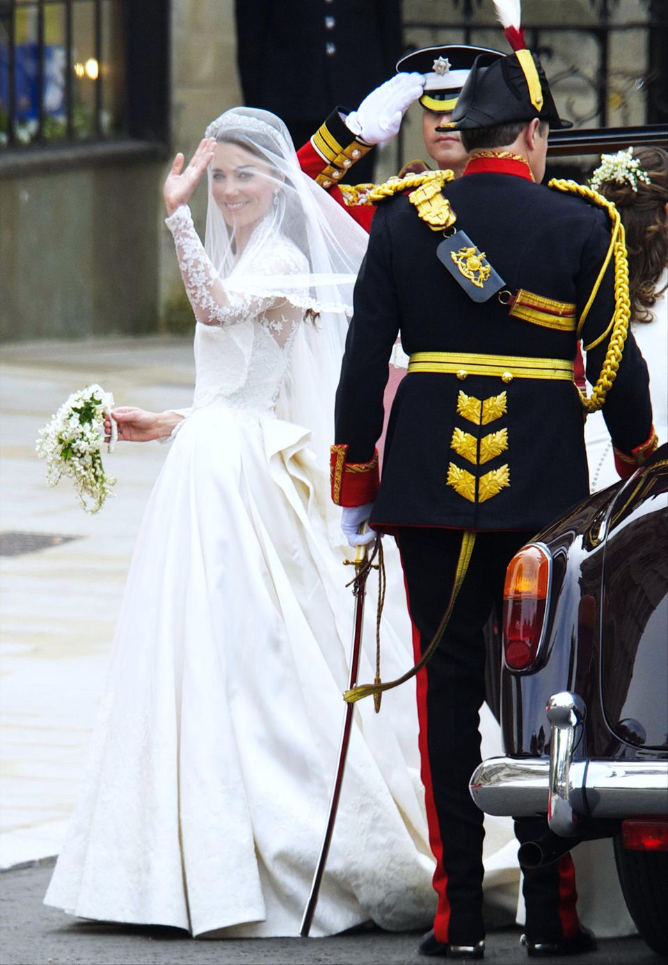 Bereits als Kate aus dem Brautauto steigt, halten Millionen Menschen beim ersten Blick auf das Hochzeitskleid weltweit den Atem an: Zarte Spitze, ein subtiler V-Ausschnitt, figurbetonte Taille und ein Prinzessinnenrock.