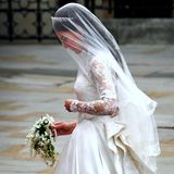 Andächtig schreitet die Braut Richtung Altar. Ihr dezent-romantischer Brautstrauß besteht aus Maiglöckchen, Hyazinthen und Efeu. Und aus Bartnelken, die auch "sweet William", also "süßer William" genannt: eine schöne Liebeserklärung an ihren Prinzen. Zudem enthält der Strauß traditionell einen Myrtezweig eines Busches, den Queen Victoria im Jahr 1845 auf der Isle of Wight gepflanzt hatte.