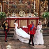 Auch nach dem Jawort in der festlich geschmückten Westminster Abbey trägt Pippa Middleton die Schleppe ihrer Schwester. So können alle Hochzeitsgäste die volle Pracht des Brautkleids bewundern.