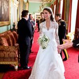 Bei ihrer Ankunft im Buckingham Palast kann die Schönheit der Chantilly-Spitze und der Spitzenbesatz auf dem Rock noch einmal bewundert werden. Der Traumlook hatte jedoch auch seinen Preis: Das legendäre Kleid kostete Gerüchten zufolge stolze 430.000 Euro.