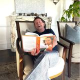 Stars mit Buch: Michael J Fox liest ein Buch.