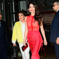 Amal Clooney ist gerade beruflich in New York. Nach einem stressigen Tag gönnt sie sich eine Auszeit mit ihrer Mutter Baria Alamuddin. Im hanggeflochtenen Kleid des POC-Designers Omar Salam, der mit seinem Label Sukeina schon erste Erfolge feiern durfte, legt die Menschenrechtsanwältin einen Wow-Auftritt hin. 