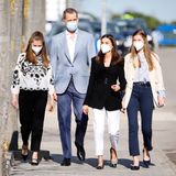 Bei ihren Besuch bei ukrainischen Flüchtlingsfamilien im Centro de Formacion de la Seguridad Social in Madrid halten sich Königin Letizia und ihre Töchter Leonor und Sofia mit ihren Looks zumindest farblich zurück. Während die Thronfolgerin in einem folkloristischen Outfit bezaubert, setzt ihre jüngere Schwester auf einen Jeans-Look mit dezent floraler Bluse und beigefarbener Jacke, farblich passend zum Anzug ihres Vater König Felipe.
