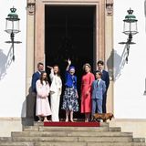 Bevor es für die Konfirmation in die Kirche von Schloss Fredensborg geht, posieren die dänischen Royals für die Fotografen.