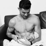 Cristiano Ronaldo mit seiner neugeborenen Tochter