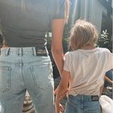 Wie süß! Model Nicole Poturalski zeigt sich mit ihrem Sohn im Partnerlook. Beide tragen eine Jeans der Marke Gucci sowie ein locker sitzendes T-Shirt. Während Mamas Denim eine hellere Waschung aufweist, ist die des Sohnesmanns etwas dunkler. Egal, die beiden passen perfekt zusammen!