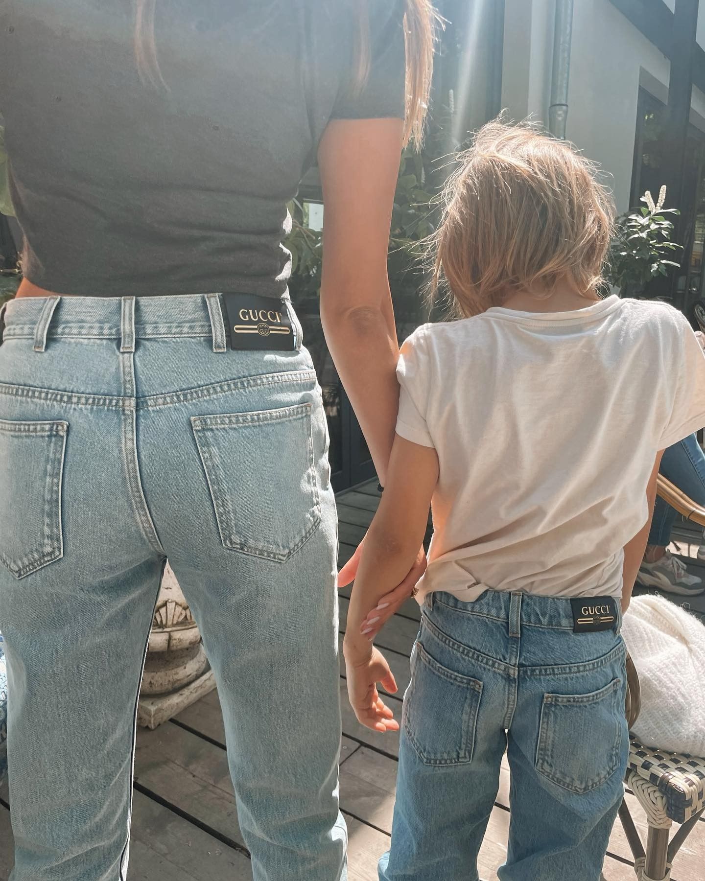 Wie süß! Model Nicole Poturalski zeigt sich mit ihrem Sohn im Partnerlook. Beide tragen eine Jeans der Marke Gucci sowie ein locker sitzendes T-Shirt. Während Mamas Denim eine hellere Waschung aufweist, ist die des Sohnesmanns etwas dunkler. Egal, die beiden passen perfekt zusammen!