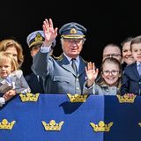 Schwedische Königsfamilie grüßt vom Balkon