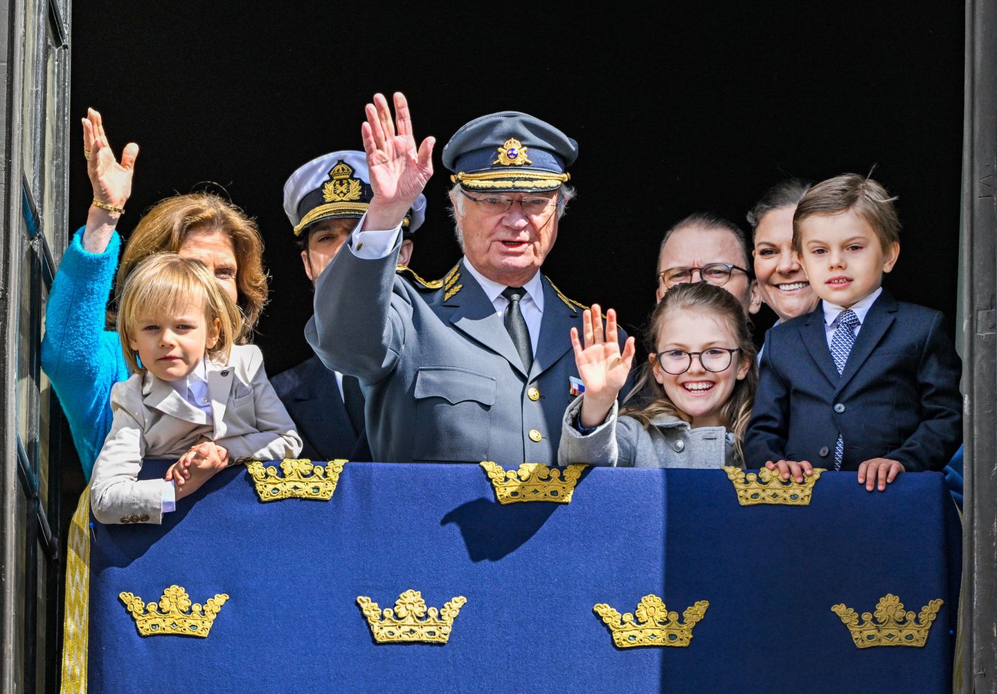 Schwedische Königsfamilie grüßt vom Balkon