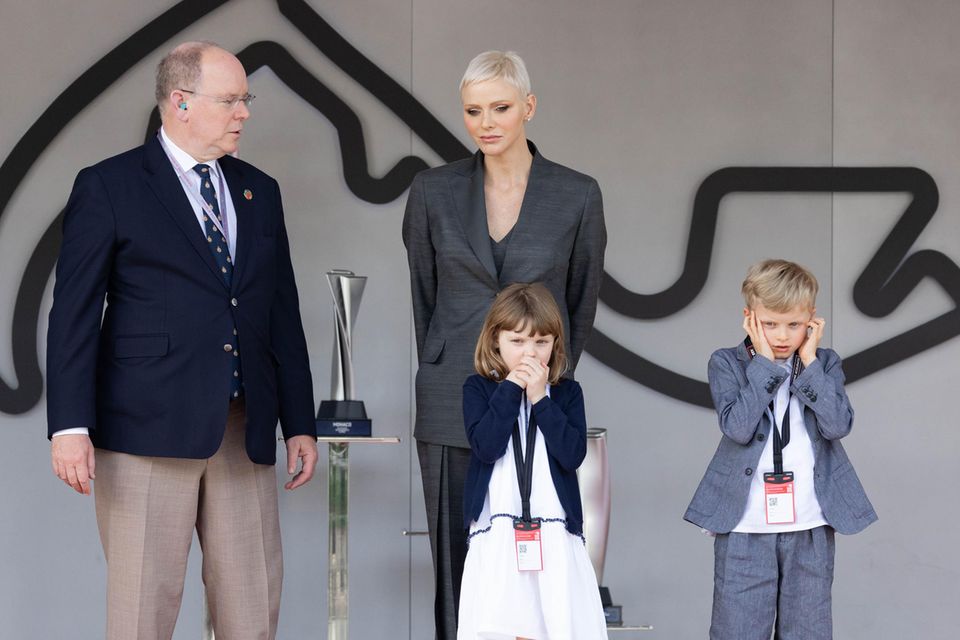 Fürstin Charlène und Fürst Albert mit den Kindern Prinz Jacques und Prinzessin Gabriella