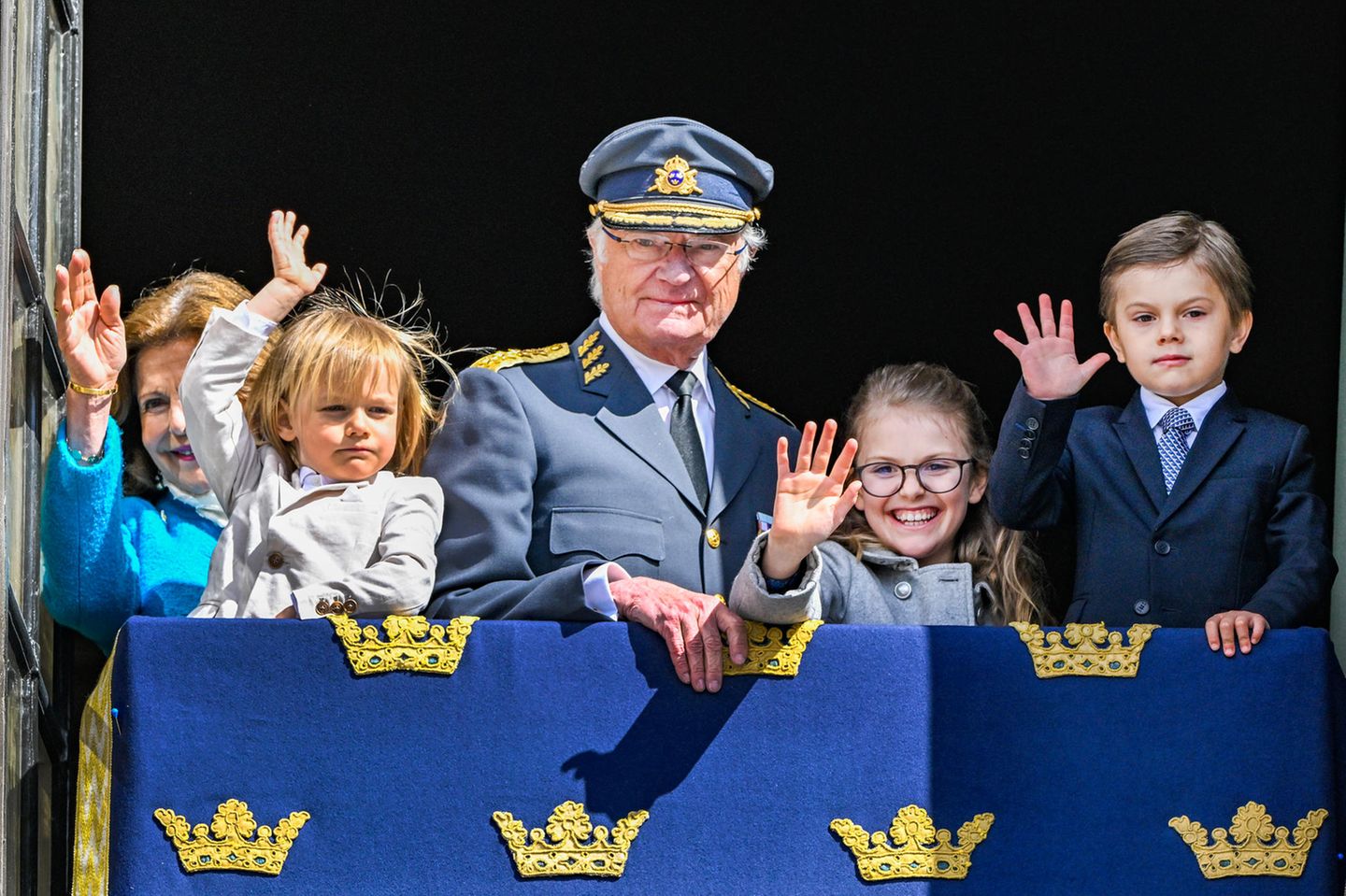 König Carl Gustaf und Königin Silvia mit ihren Enkelkindern Prinz Gabriel, Prinzessin Estelle und Prinz Oscar