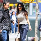 Amal Clooney beweist, dass auch eine Blue Jeans höchst elegant aussehen kann. Die Frau von George Clooney kombiniert ihre Schlag-Jeans mit einem Strickpullunder und High Heels. Dazu trägt sie ihre Locken offen, mit roten Lippen verleiht sie dem Street Style das i-Tüpfelchen.