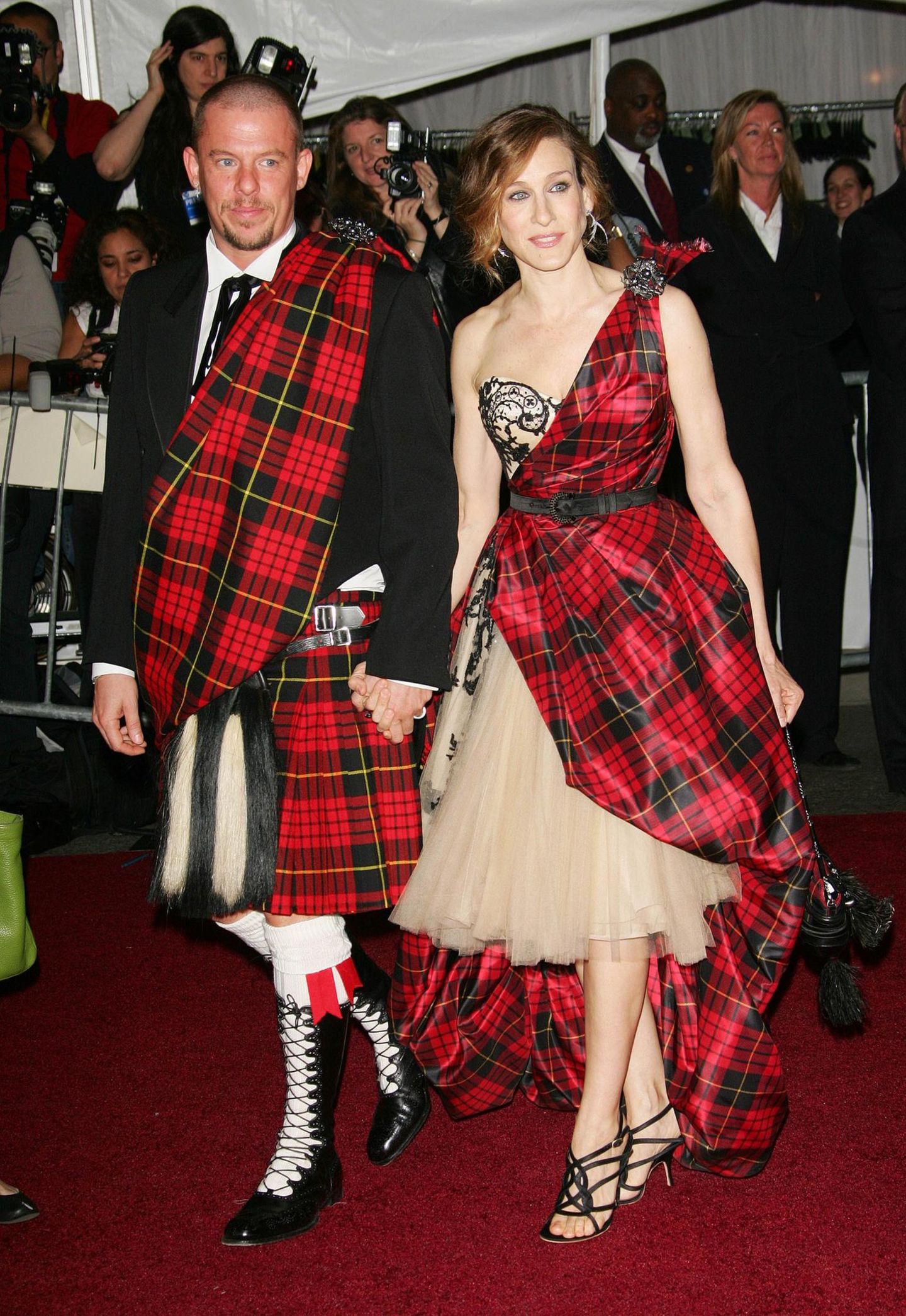 2006  Style-Doppel im Schotten-Look: Alexander McQueen († 2010) und Sarah Jessica Parker sind in ihrem schräg-traditonellen Partnerlook nicht zu übersehen.