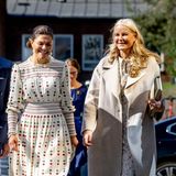Bei der Ankunft des norwegischen Kronprinzenpaares in Schweden scheinen die Prinzessinnen nicht nur charakterlich auf einer Wellenlänge zu sein, auch die Outfits der beiden harmonieren perfekt miteinander. Während sich Prinzessin Victoria für ein gemustertes Kleid mit Statement-Ohrringen entscheidet, verzaubert Prinzessin Mette-Marit von Norwegen in einem hellen Kleid mit Blumen-Print. Ihr Outfit rundet die 48-Jährige mit einem beigen Mantel und rosafarbenen Pumps ab. 
