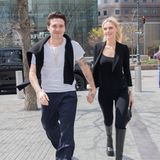 Dieser Blick sagt alles! Auch nach den Flitterwochen kann Nicole Peltz Beckham die Augen nicht von ihrem frisch gebackenen Ehemann Brooklyn abwenden. Und auch optisch zeigen sich die beiden in ihren Date-Looks gewohnt harmonisch. Was für ein schönes Paar!
