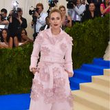 2017  Prinzessin Elisabeth von Thurn und Taxis bezaubert im blütenbesetzten Mantel-Dress von Simone Rocha.