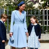 So richtig große Lust schient Prinzessin Charlotte nicht auf den Ostergottesdient auf Schloss Windsor zu haben. Dabei sieht sie im hellblauen Partnerlook mit Mama Kate und dem Blümchenkleid mit dunkelblauem Cardigan ganz bezaubernd aus.