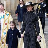 Beim Gedenkgottesdienst für Charlottes ein Jahr zuvor verstorbenen Urgroßvater Prinz Philip trägt die kleine Prinzessin einen dunkelblauen Mantel mit passender Strumpfhose. Und noch ein Detail passt farblich genau.