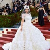 Ein Hauch von Hip Hop: Kylie Jenner zeigt sich im opulenten und doch lässigen Brautlook von Off-White.