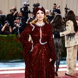 Im tiefroten Pailletten-Look von Gucci glitzert Jessica Chastain bei der Met Gala. Hingucker: der passende Turban!