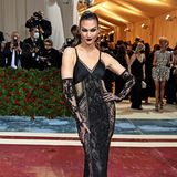 Auch Karlie Kloss setzt wie viele Met-Gala-Gäste auf Schwarz. Das Topmodel trägt dabei einen Gothic-Style von Givenchy Couture.