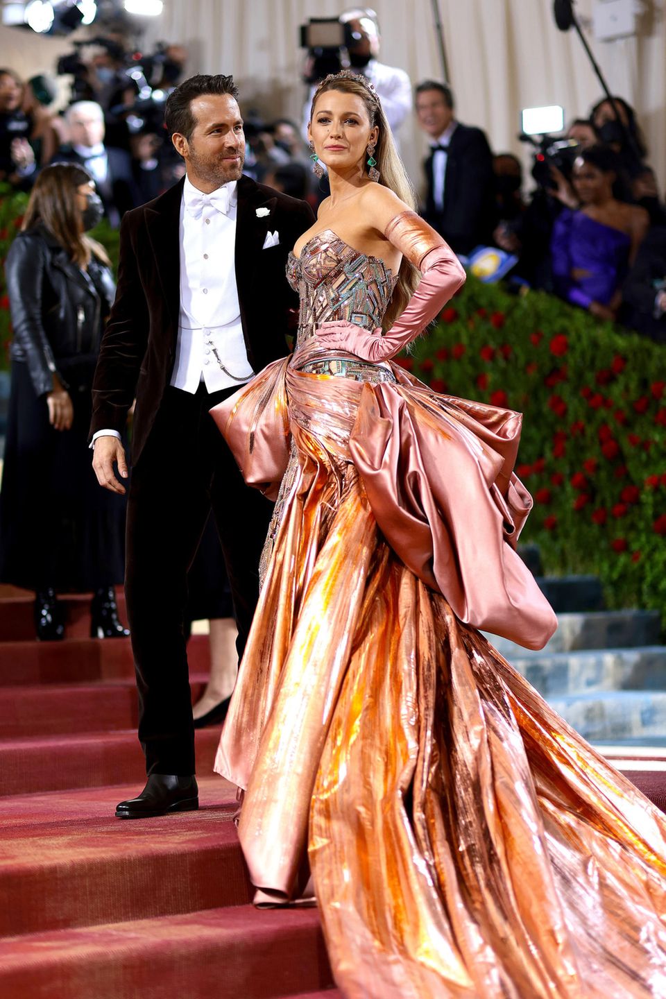 Glamouröser haben Ryan Reynolds (in Ralph Lauren) und Blake Lively (in Versace) noch nie ausgesehen als bei der diesjährigen Met Gala. Blakes Look ist dabei besonders eindrucksvoll.