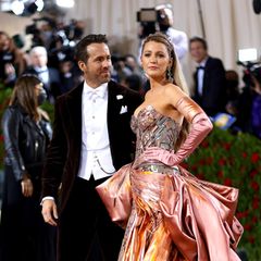 Glamouröser haben Ryan Reynolds (in Ralph Lauren) und Blake Lively (in Versace) noch nie ausgesehen als bei der diesjährigen Met Gala. Blakes Look ist dabei besonders eindrucksvoll.